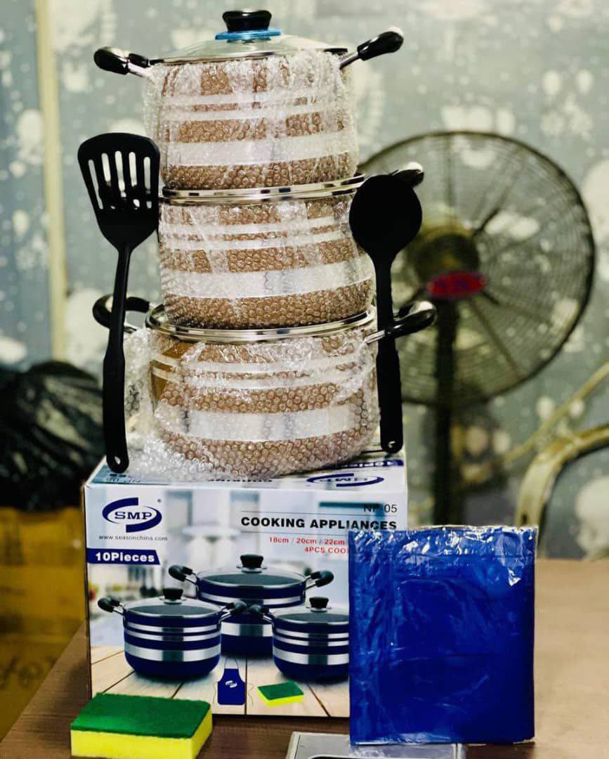 NP05 3 pots with 2 silicone spoons, Apron and sponge  
(Brown 🟤 Blue 🔵)